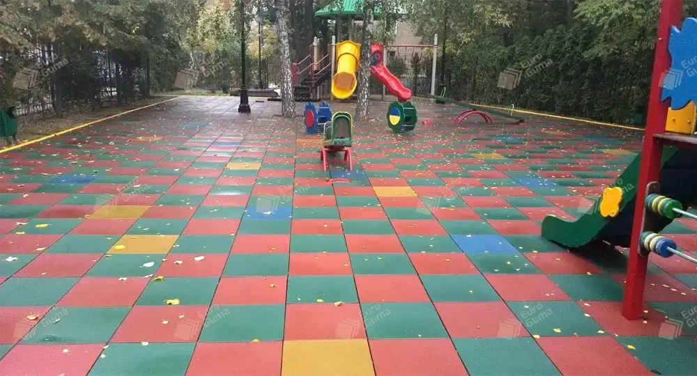 Резиновая плитка к детской площадке