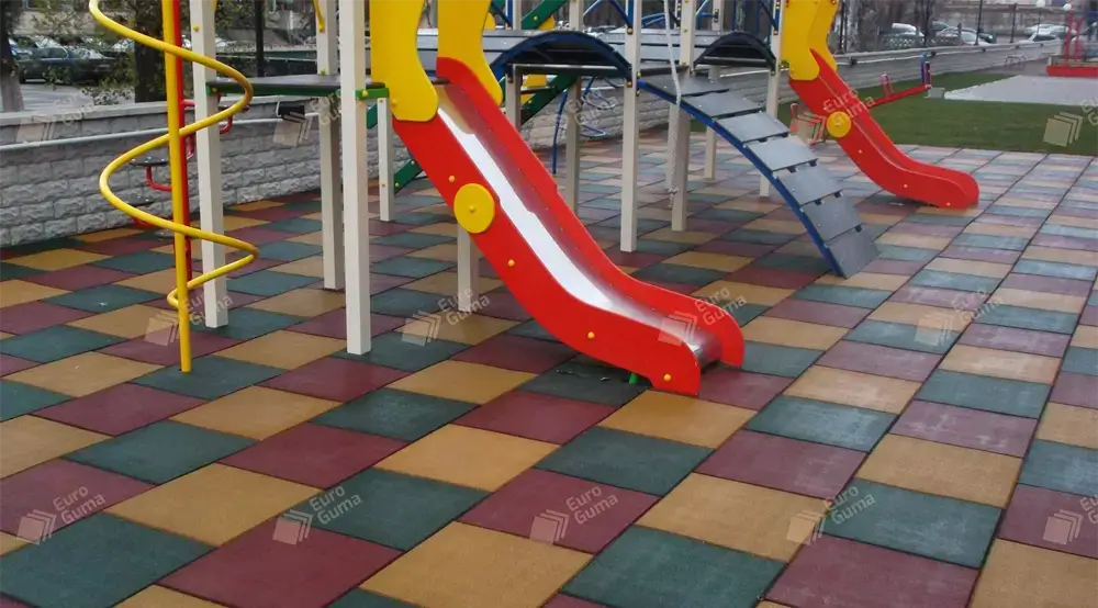 Травмобезопасная плитка у детской площадки