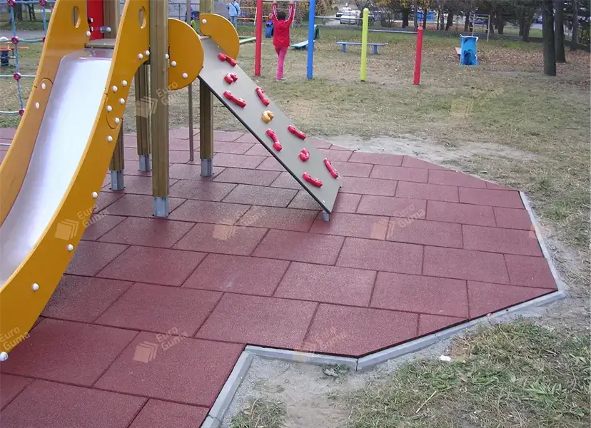 Бордовая Резиновая плитка на Детской площадке